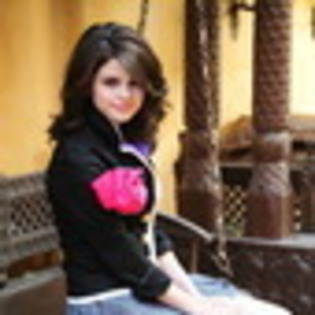 selena-gomez-104536l-thumbnail_gallery - 00selena gomez sedinta foto 1