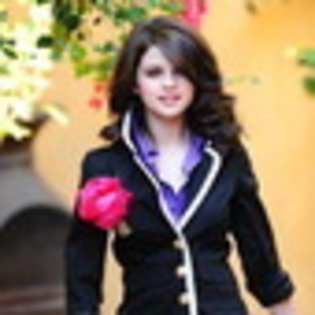 selena-gomez-477915l-thumbnail_gallery - 00selena gomez sedinta foto 1