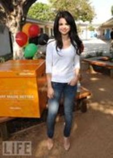 16589374_RIHCWBNLD - Selena Gomez