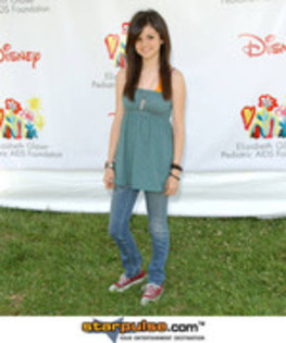 16589382_BWJAUCNXB - Selena Gomez