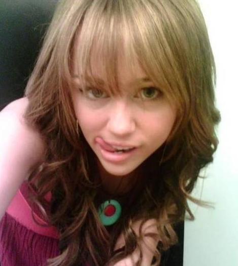 hi5m21l07i_miley_private_dec_2010_2