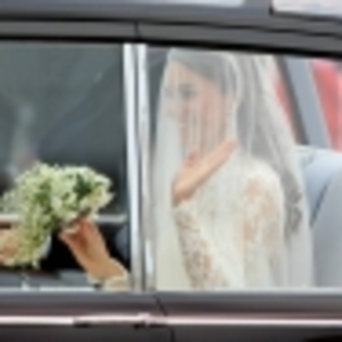 royal-wedding-mall-kate-arriving-290411-94x94[1]