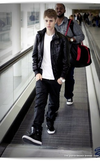 justinbieber-arriving-heathrow-airport-2011-01 - Justin Bieber 000000