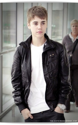 justinbieber-arriving-heathrow-airport-2011-02 - Justin Bieber 000000