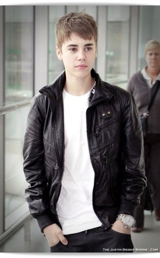 justinbieber-arriving-heathrow-airport-2011-02 justinbieber-arriving-heathrow-airport-2011-02