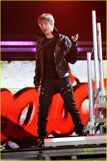 justin-bieber-grammy-performance-02 justin-bieber-grammy-performance-02