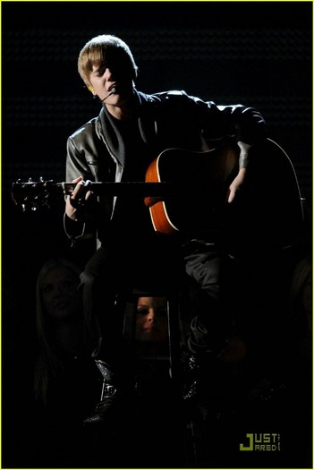 justin-bieber-grammy-performance-09