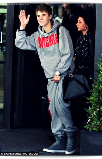 justinbieber-pants-down-grabbing-crotch-london-2011-01 - Justin Bieber 000000