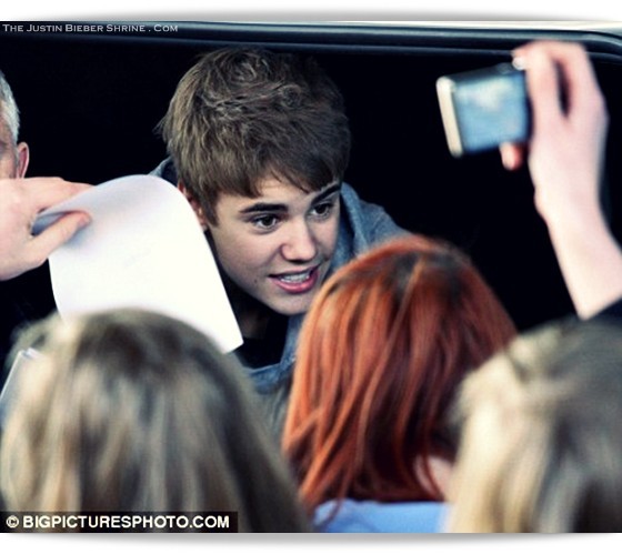 justinbieber-pants-down-grabbing-crotch-london-2011-03 - Justin Bieber 000000