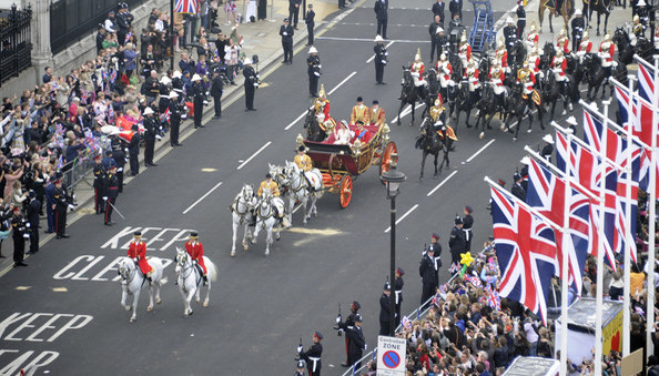 Royal+Wedding+Carriage+Procession+Buckingham+NDbD1Oy8p1Ql