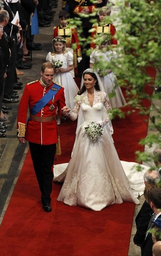 Royal+Wedding+Carriage+Procession+Buckingham+JxLvH7zao5Tl