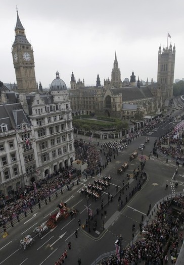 Royal+Wedding+Carriage+Procession+Buckingham+CZJN--roq8bl