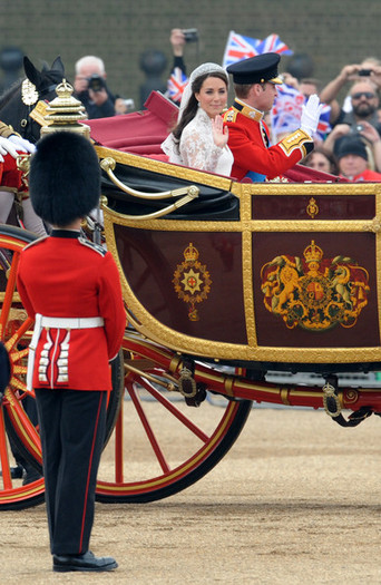Royal+Wedding+Carriage+Procession+Buckingham+Fj6vbijh8J2l