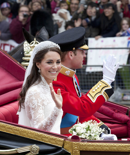 Royal+Wedding+Carriage+Procession+Buckingham+mCe2FY3FGNol