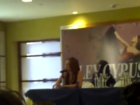 Miley Cyrus en Ecuador.. Rueda de prensa 075
