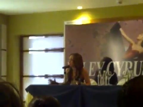 Miley Cyrus en Ecuador.. Rueda de prensa 085