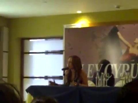 Miley Cyrus en Ecuador.. Rueda de prensa 087