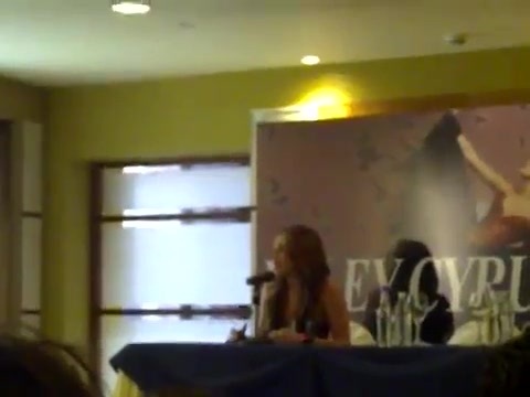 Miley Cyrus en Ecuador.. Rueda de prensa 098