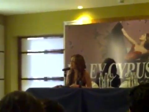 Miley Cyrus en Ecuador.. Rueda de prensa 122