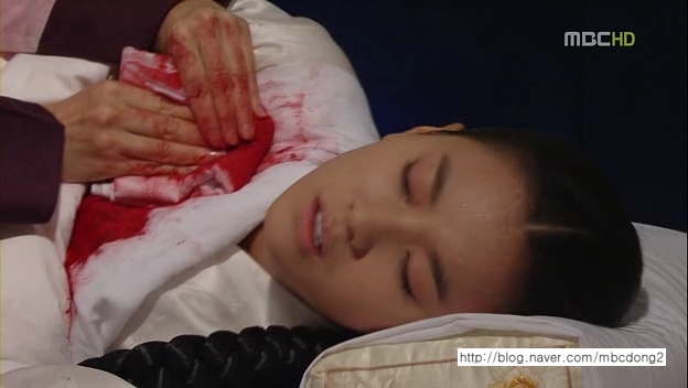 - Dong Yi sangereaza si infirmierele incearca sa ii opreasca hemoragia. - Sfarsitul lui Hee Bin