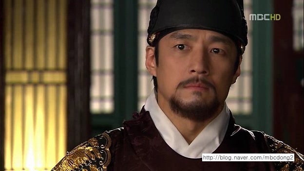 - Regele iese nervos din Bai Jing Dwang cu haina lui Suk-bin cu sange in mana.
