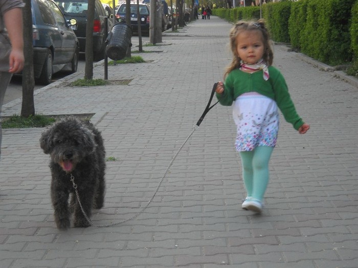 Hai fetita la plimbare