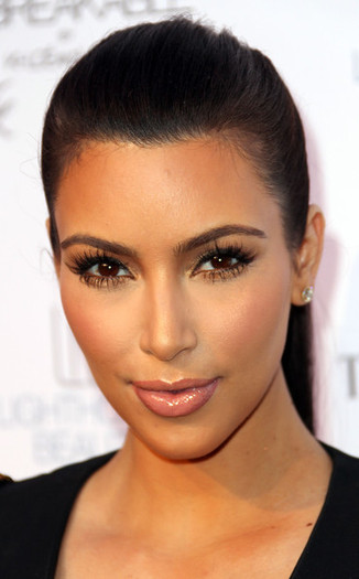 Kim+Kardashian+Makeup+Lipgloss+EP3_mvvqGqRl