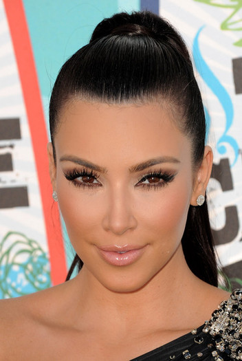 Kim+Kardashian+Makeup+Lipgloss+-f-OTBeON4Xl - Kim Kardashian