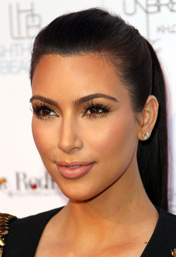 Kim+Kardashian+Makeup+Metallic+Eyeshadow+YPcUG5_xOoxl - Kim Kardashian