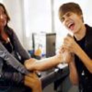 5ndzvT459229-01 - Justin Bieber si mama lui