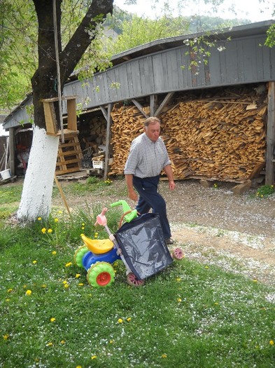 Voi ce cautati aici, stai ca vin eu... - INTAI MAI MUNCITORESC