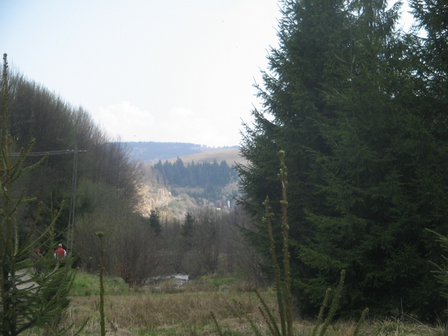 IMG_3967; Cariera de piatră, în stânga cheile Tătarului. Este locul viitorului lac de acumulare
