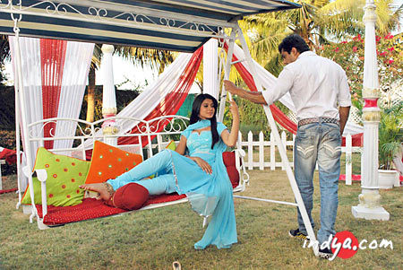 E4do9 - KaJen Dupatta Scene