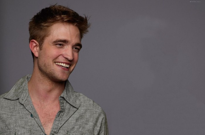 robert-pattinson-robert-pattinson-19371285-2560-1696