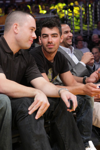 Joe+Jonas+Celebrities+Lakers+Game+gzjrH-BDwIil