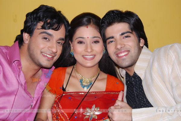 33271-ranvir-with-his-bhaiya-and-bhabhi - angad hasija sara khan parul si Kinshuk Mahajan