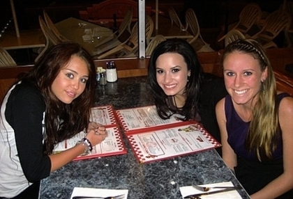 ALJYKXAVFCXROMYHDNW - Poze rare Demi Lovato