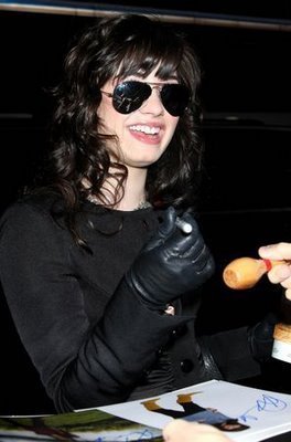 MEMQTGRXFTIYBNZNJOC - Poze rare Demi Lovato