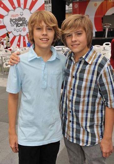 Dylan_Sprouse_1263076387_1 - dylan si cole sprouse