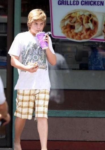 Dylan_Sprouse_1263076469_2 - dylan si cole sprouse