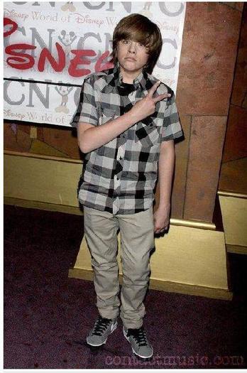 Dylan_Sprouse_1263076469_4 - dylan si cole sprouse