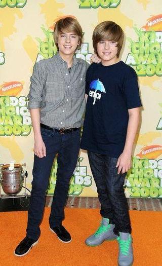Dylan_Sprouse_1263076531_4 - dylan si cole sprouse