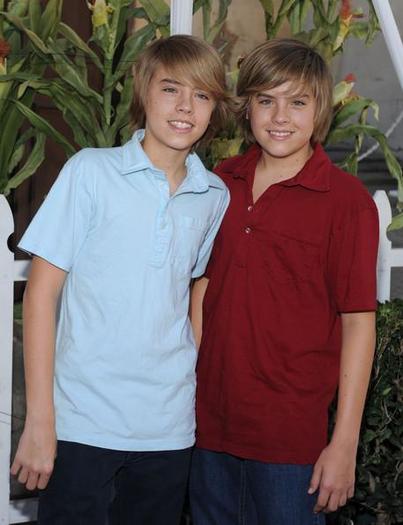 Dylan_Sprouse_1272911171_2 - dylan si cole sprouse