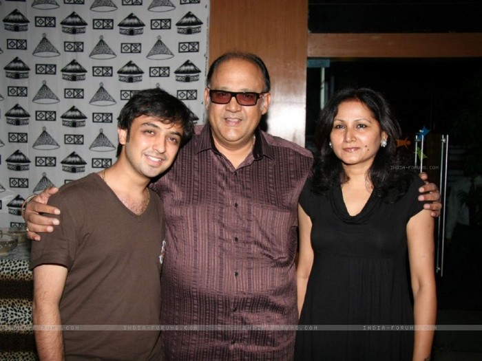 86524-alok-nath-and-ayush-at-bidai-serial-success-bash-at-marima-loung - Alok Nath