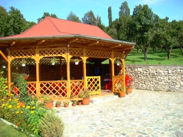 Faci un mic popas sub un umbrar