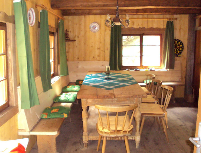 Esthi primit shi servit cu dulciuri