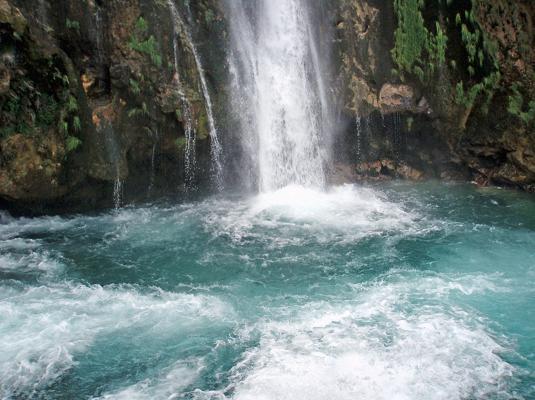 Faci un dush intr-o cascada