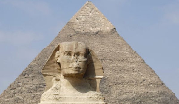 Piramide shi nisip.