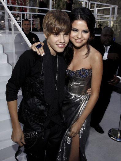 covor-rosu-Selena_Gomez-si-Justin-Bieber - a SELL