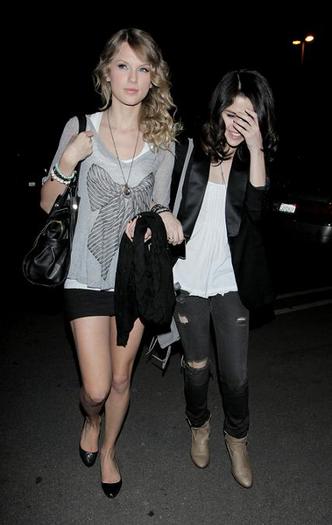 poze-taylor-swift-selena-gomez-11 - a SELL